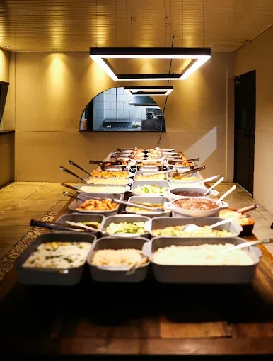 Buffet do almoço servido nas cubas